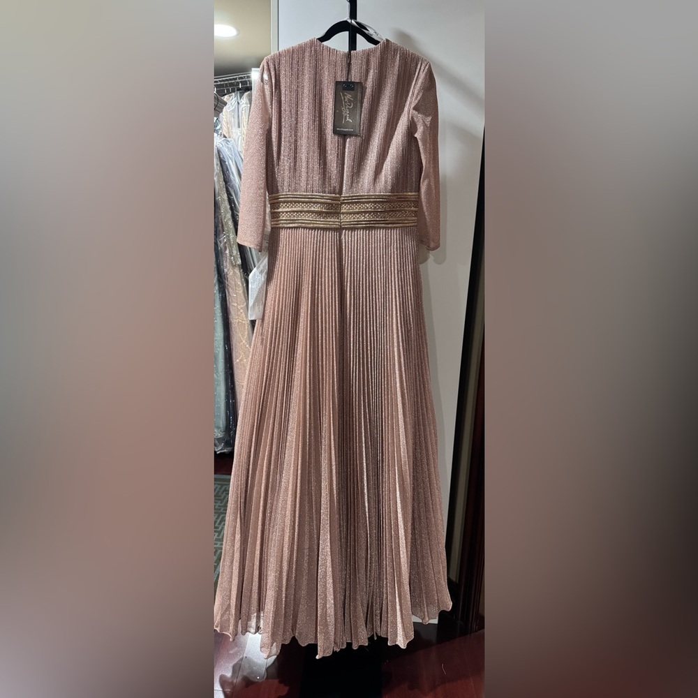 Shimmering pleated A line dress - Picture 7 of 9